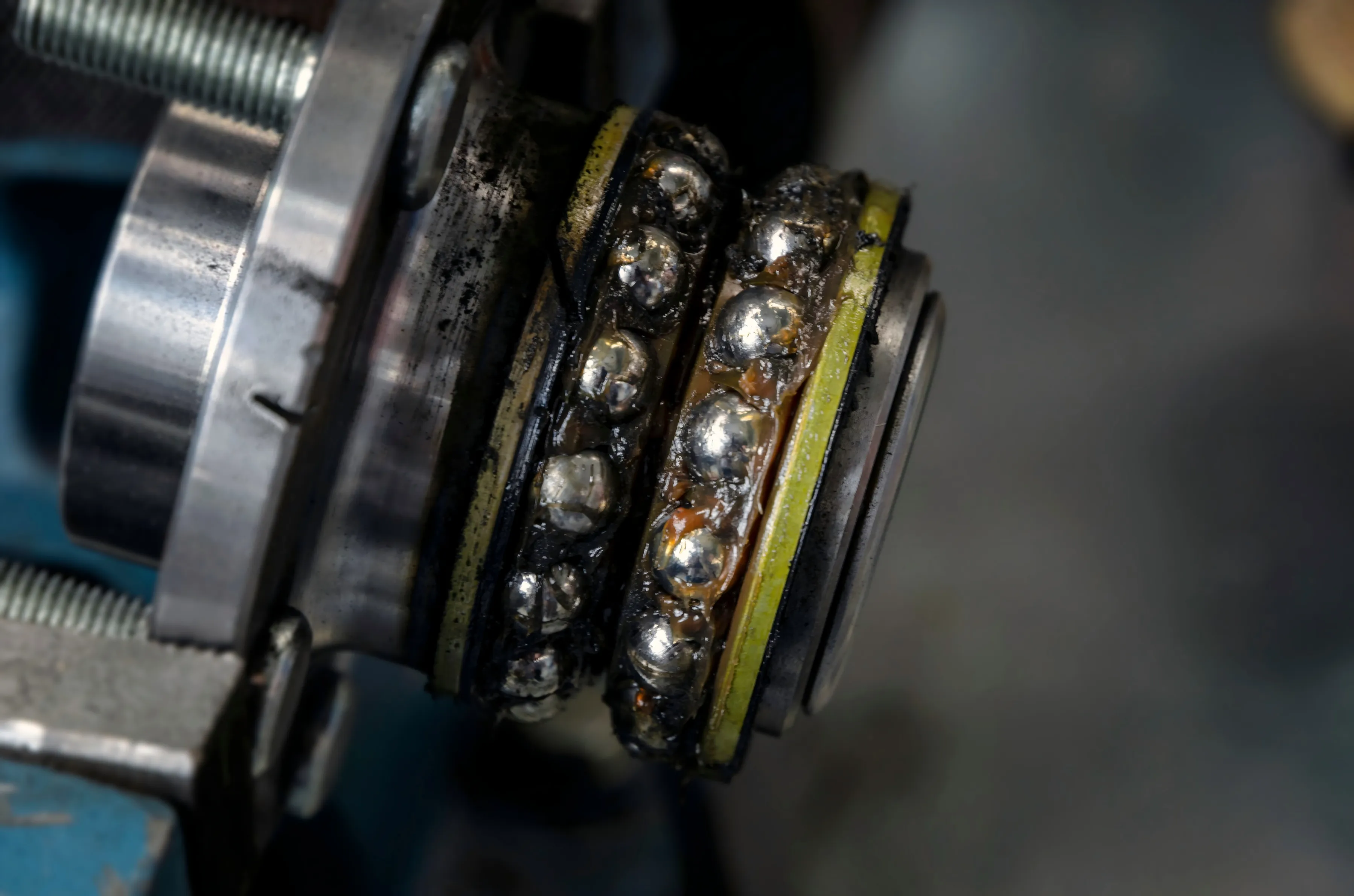 Bearing Failure Analysis: Fretting Wear & Cloud-Style Marks Case Study
